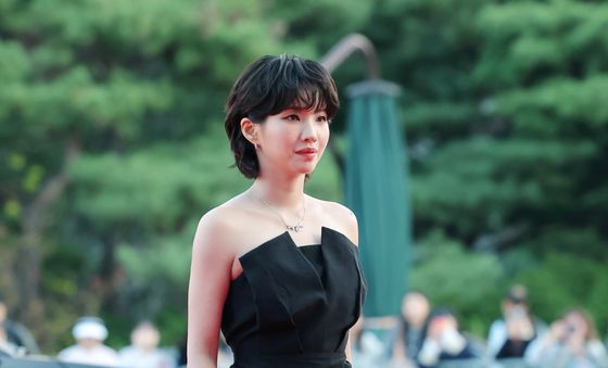 레드카펫 밟는 아이들 소연