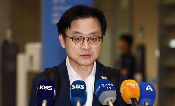 취재진 질의 답변하는 김정관 산업부 장관