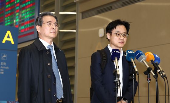 취재진 질의 답변하는 김정관 산업부 장관