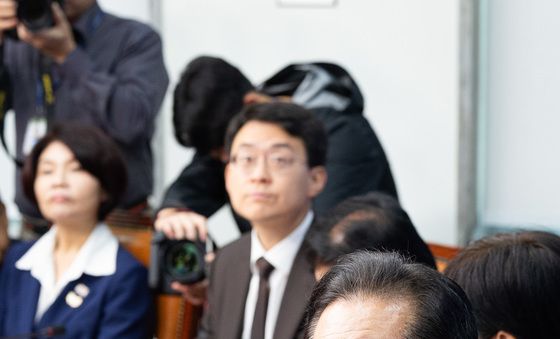 민주당 지도부, 오세훈·명태균 국정감사 답변 지켜보며