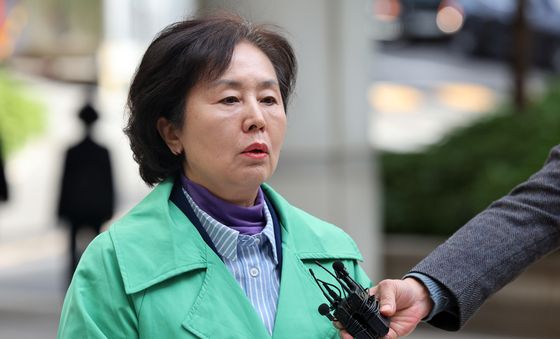 법원 출석 전 취재진 만난 김영선 전 의원