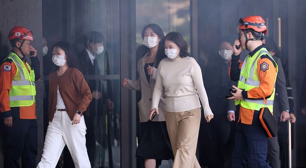 대피 훈련하는 투숙객들