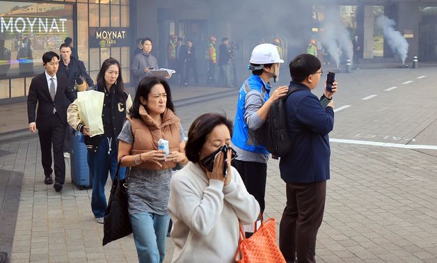 신속하게 대피하는 투숙객들