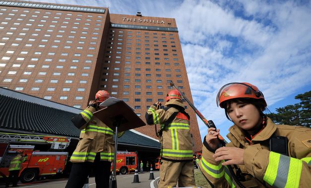 화재 진압 훈련하는 119 소방대원들