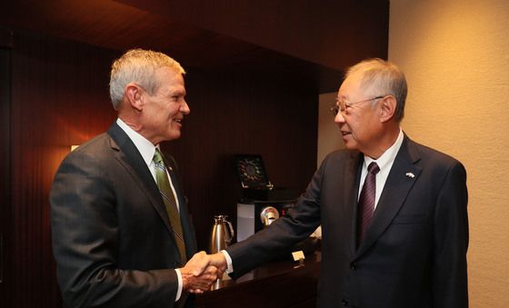 악수하는 류진 한경협 회장과 美 테네시 주지사