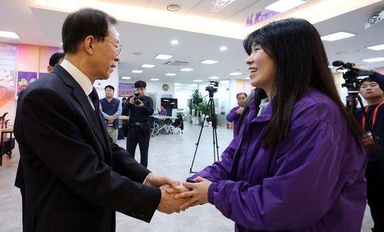 송해진 이태원참사 유가협 위원장과 인사하는 이석연 위원장