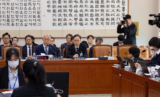 [국감]이재명 변호인단 관련 자료 지켜보는 조원철 법제처장