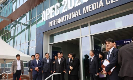 APEC 정상회의 관련 국제미디어센터 시설 점검하는 김민석 총리