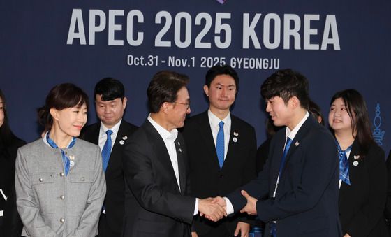 APEC 의전관 격려하는 김민석 국무총리