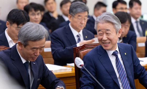 [국감] 대화 나누는 정기환·강호동 회장