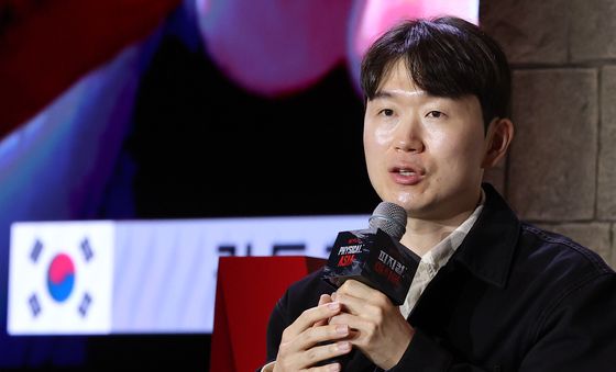 취재진 질문에 답하는 '피지컬:아시아' 장호기 PD