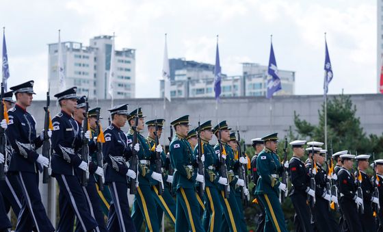 화려한 의장 시범 선보이는 통합의장대