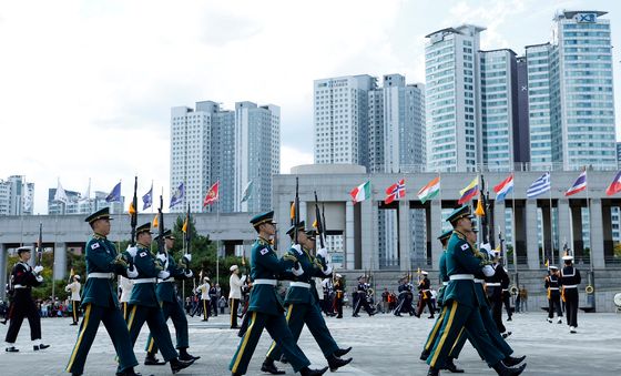 통합의장대의 절도있는 의장 시범