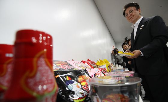 삼양식품 제품 살펴보는 김민석 총리