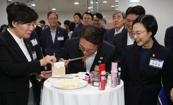 장관들과 불닭볶음면 시식하는 김민석 총리