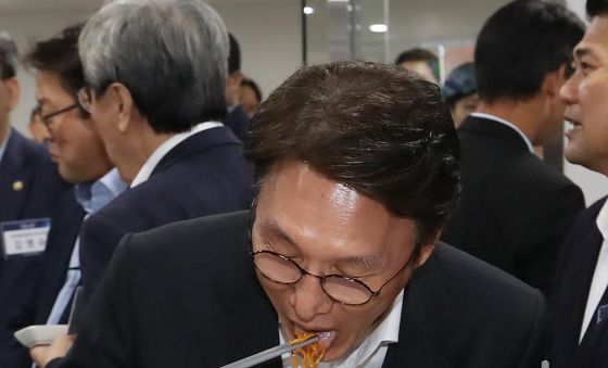 김민석 총리, 불닭볶음면 시식