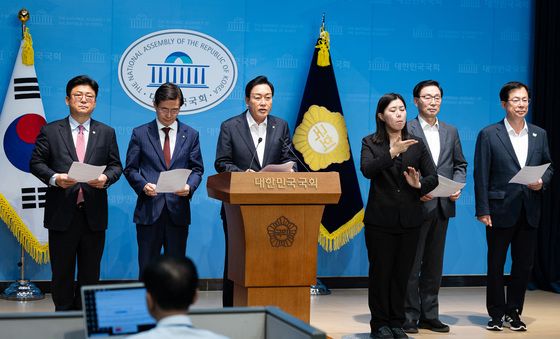 '농산물 개방 안돼' 기자회견하는 野 농해수위원들