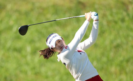 티샷 치는 박현경