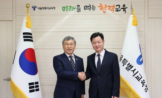 박정보 서울경찰청장과 악수하는 정근식 교육감