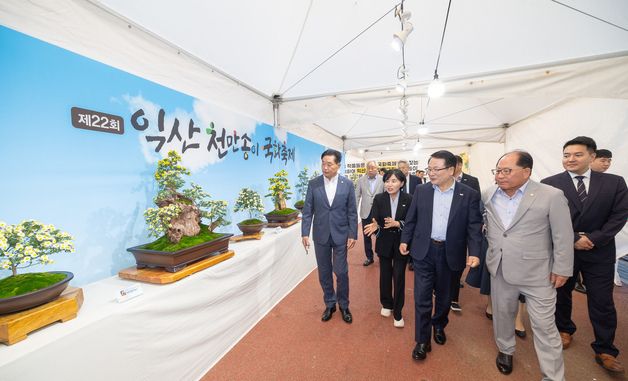국화축제 현장 둘러보는 정헌율 익산시장