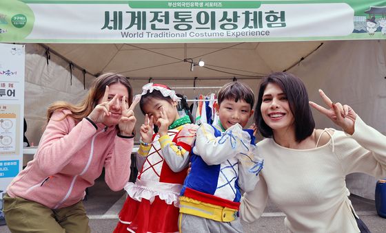 외국인 관광객 사로잡은 동래읍성역사축제