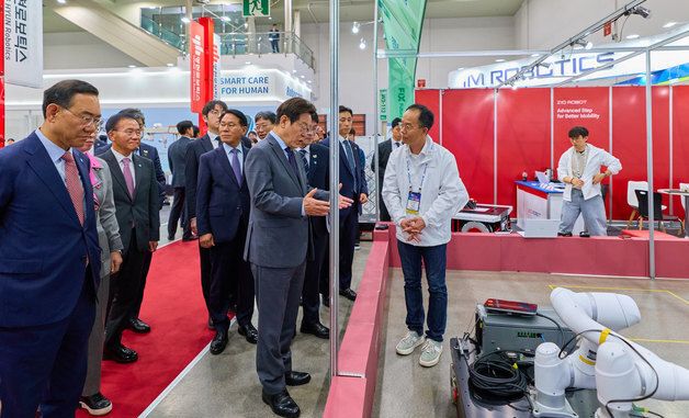 미래혁신기술박람회 부스 둘러보는 이재명 대통령