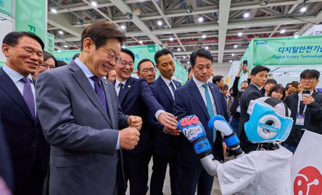 미래혁신기술박람회 찾은 이재명 대통령