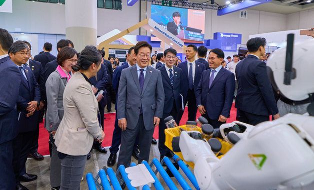 관계자 설명 듣는 이재명 대통령