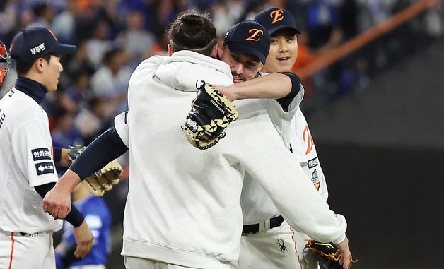 폰세·와이스, 외국인 선수들의 뜨거운 포옹