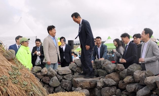 제주 돗통시 체험하는 정청래 대표