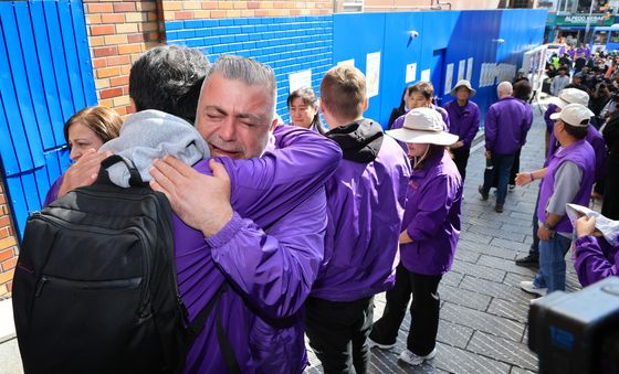 슬픔에 잠긴 이태원 참사 외국인 유가족