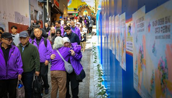슬픔 위로하는 유가족들