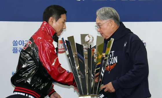 트로피 앞에 두고 악수 나누는 염경엽·김경문 감독