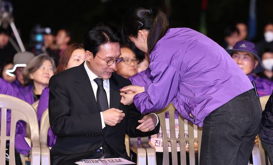 별모양 뱃지 다는 김민석 국무총리