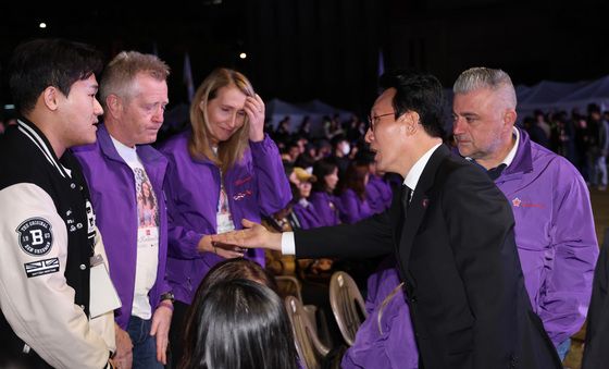 외국인 유가족 위로하는 김민석 국무총리