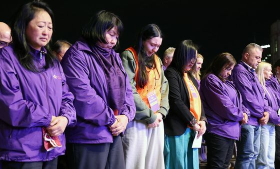 묵념하는 유가족들