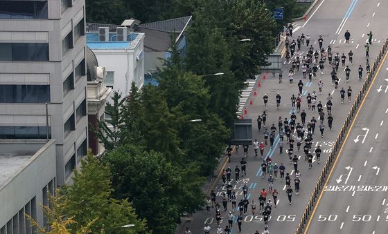 서울 도심 달리는 마라톤 참가자들