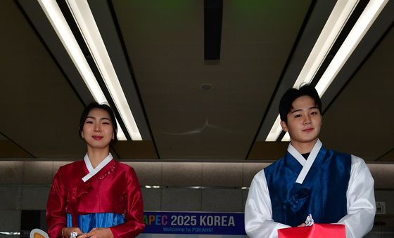 포항경주공항 방문 환영하는 APEC 서포터즈