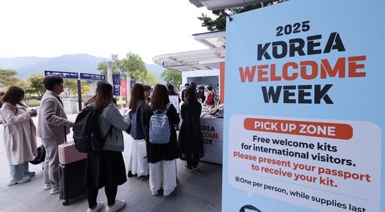 경주역 외국인 방문객 북적…APEC 환영 부스 '활기'