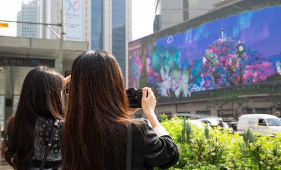 시민 발길 잡는 명동 도심 속 3D 아나모픽 미디어아트