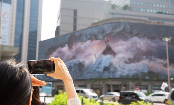 시민 발길 잡는 명동 도심 속 3D 아나모픽 미디어아트