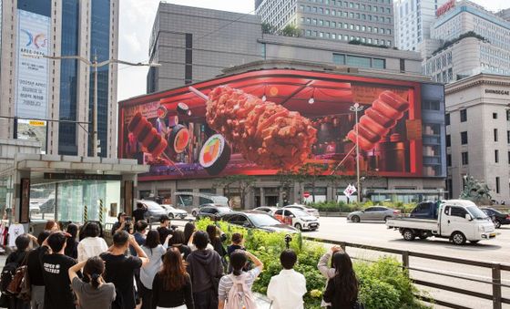 시민 발길 잡는 명동 도심 속 3D 아나모픽 미디어아트