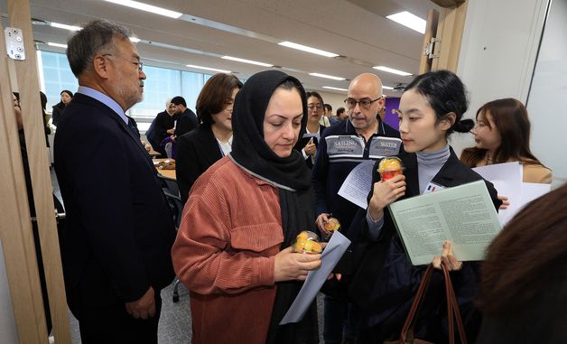 조사실로 향하는 외국인 희생자 유가족들