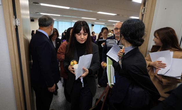 조사실로 향하는 외국인 희생자 유가족들