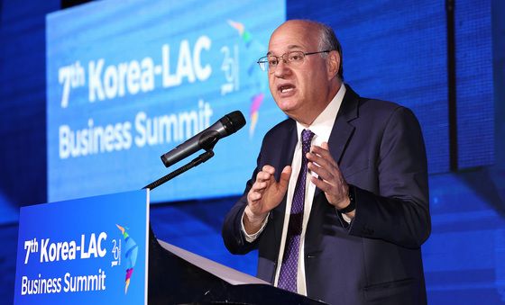 축사하는 일랑 고우드파잉 IDB 총재