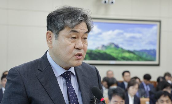 [국감]인사말하는 이인재 최저임금위원장