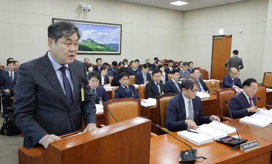 [국감]업무 보고하는 이인재 최저임금위원장