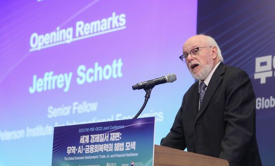 인사말하는 제프리 쇼트 PIIE 선임연구위원