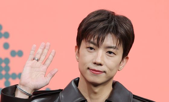 포즈 취하는 2PM 우영