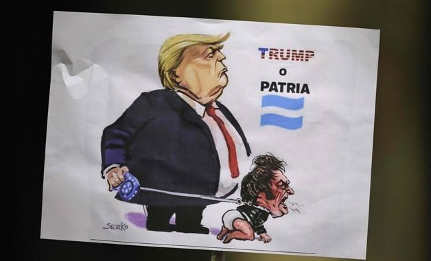 [포토] 트럼프의 똥강아지가 밀레이?…비판자의 풍자화